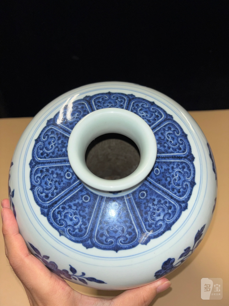 清乾隆 青花折枝三多瑞果纹梅瓶 - 图8